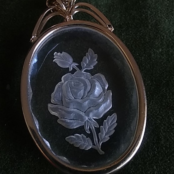 Intaglio rose necklace - Picture 3 of 6